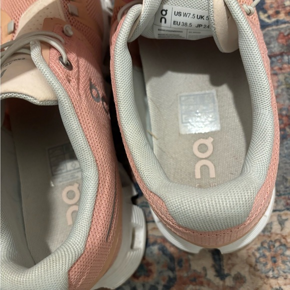 ON RUNNING // on cloud 5 // rose/shell size 7.5 // good condition - Picture 8 of 8